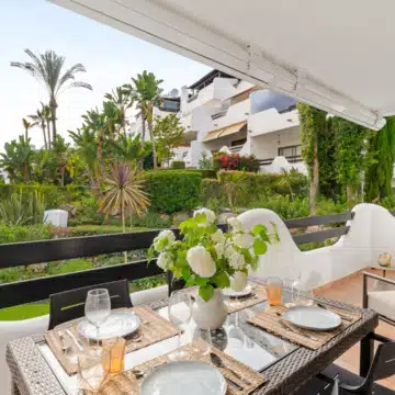 Semi-Detached villa with panoramic mountain views in La Meridiana, Marbella Golden Mile Picture 6
