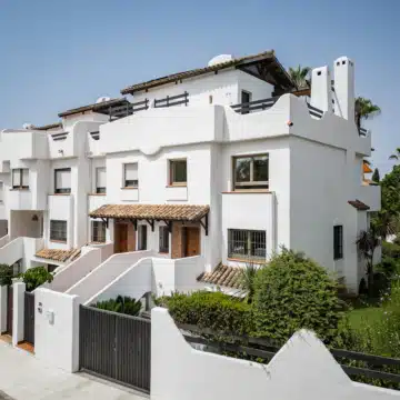 Semi-Detached villa with panoramic mountain views in La Meridiana, Marbella Golden Mile Picture 13