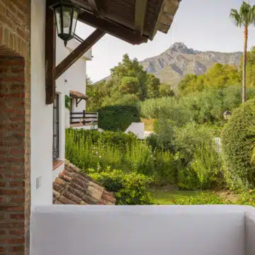 Semi-Detached villa with panoramic mountain views in La Meridiana, Marbella Golden Mile Picture 38