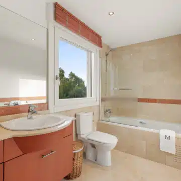 Semi-Detached villa with panoramic mountain views in La Meridiana, Marbella Golden Mile Picture 44