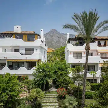 Semi-Detached villa with panoramic mountain views in La Meridiana, Marbella Golden Mile Picture 26