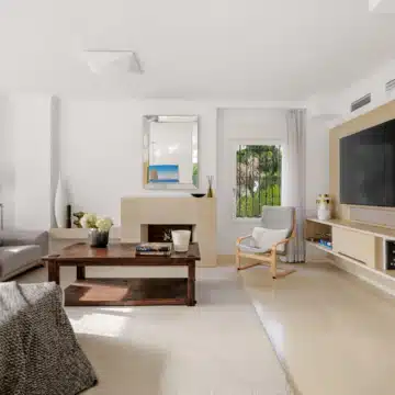 Semi-Detached villa with panoramic mountain views in La Meridiana, Marbella Golden Mile Picture 16