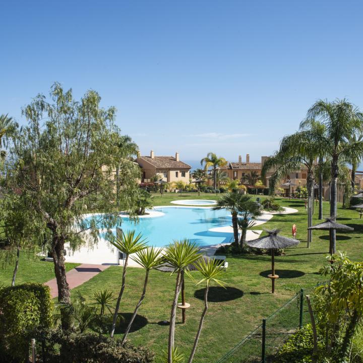 Apartments with stunning sea views in La Alqueria, Benahavis Picture 3