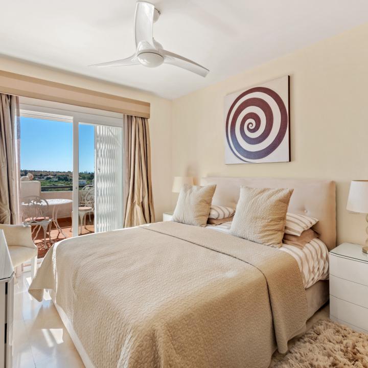 Beautiful 3 bedroom duplex penthouse with sea views for sale in Selwo, Estepona New Golden Mile Picture 8