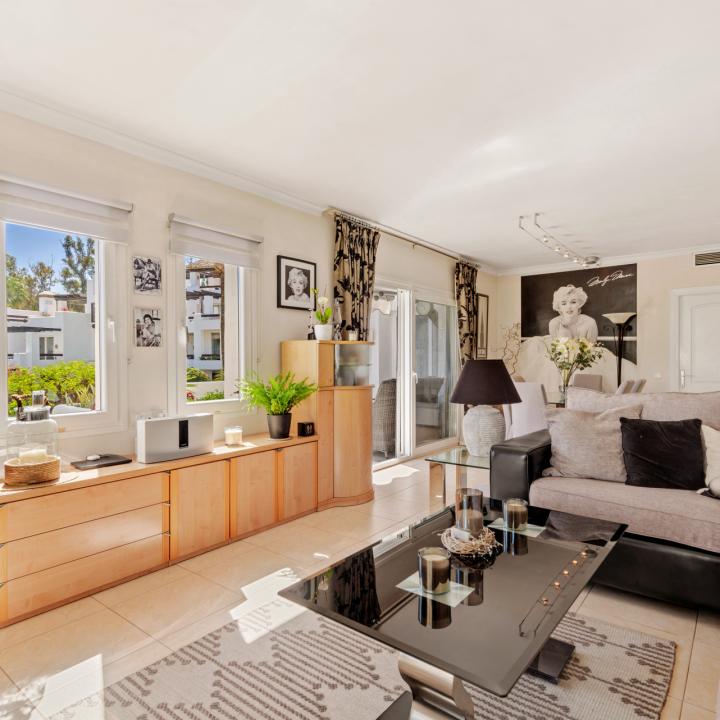 Elegant Estepona Retreat: 2-Bedroom Apartment for Sale in Beachfront Alcazaba Beach Picture 10