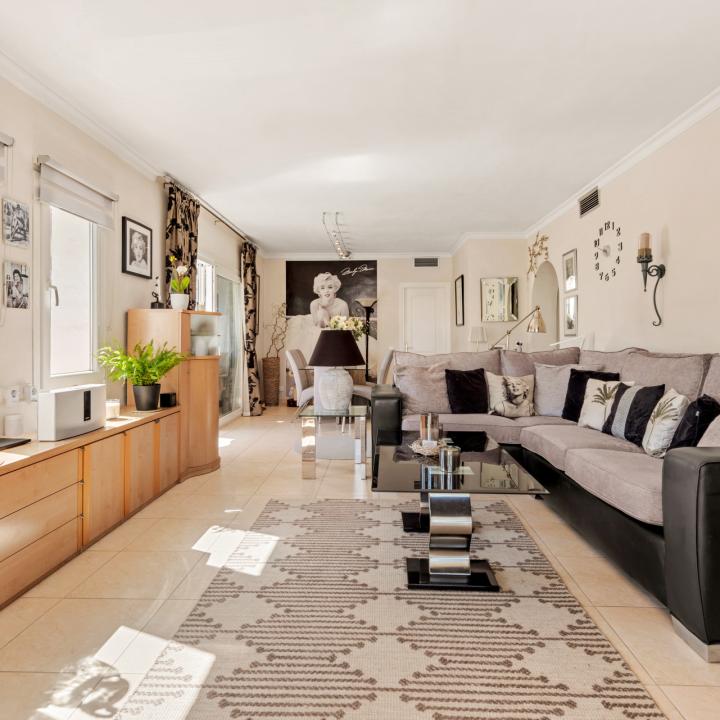 Elegant Estepona Retreat: 2-Bedroom Apartment for Sale in Beachfront Alcazaba Beach Picture 12