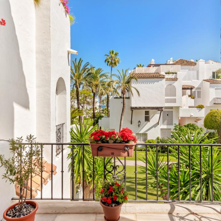Elegant Estepona Retreat: 2-Bedroom Apartment for Sale in Beachfront Alcazaba Beach Picture 13