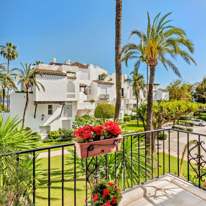 Elegant Estepona Retreat: 2-Bedroom Apartment for Sale in Beachfront Alcazaba Beach Picture 14
