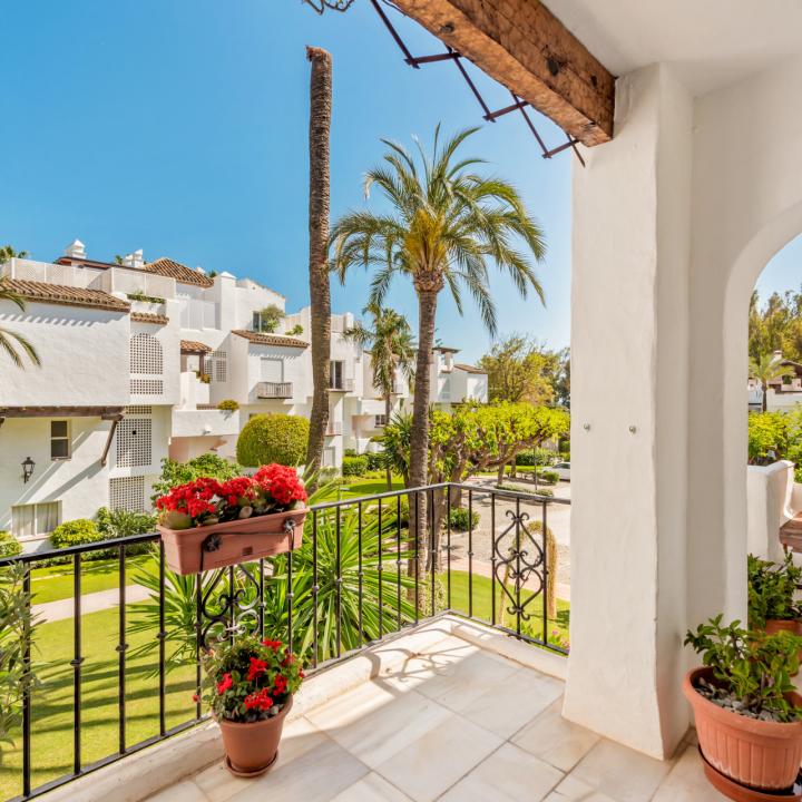 Elegant Estepona Retreat: 2-Bedroom Apartment for Sale in Beachfront Alcazaba Beach Picture 15