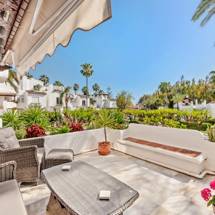 Elegant Estepona Retreat: 2-Bedroom Apartment for Sale in Beachfront Alcazaba Beach Picture
