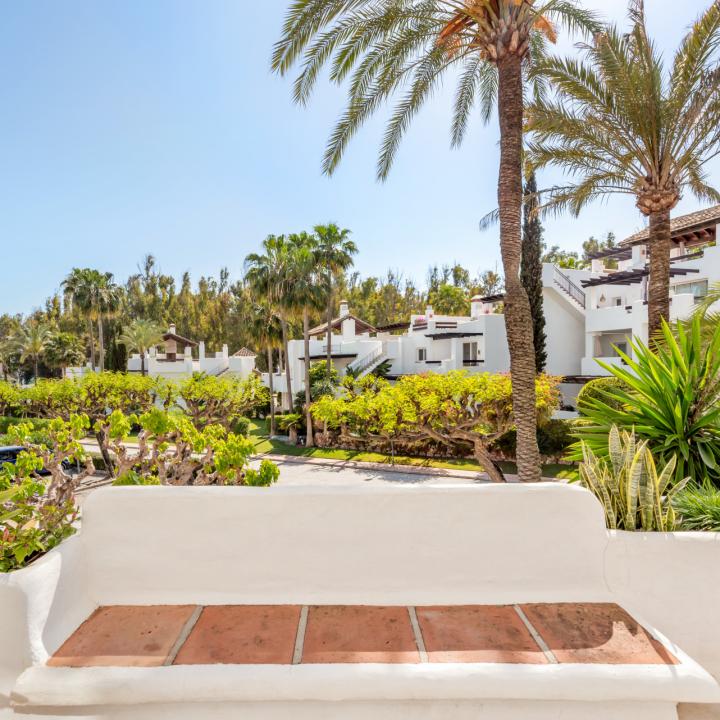 Elegant Estepona Retreat: 2-Bedroom Apartment for Sale in Beachfront Alcazaba Beach Picture 16