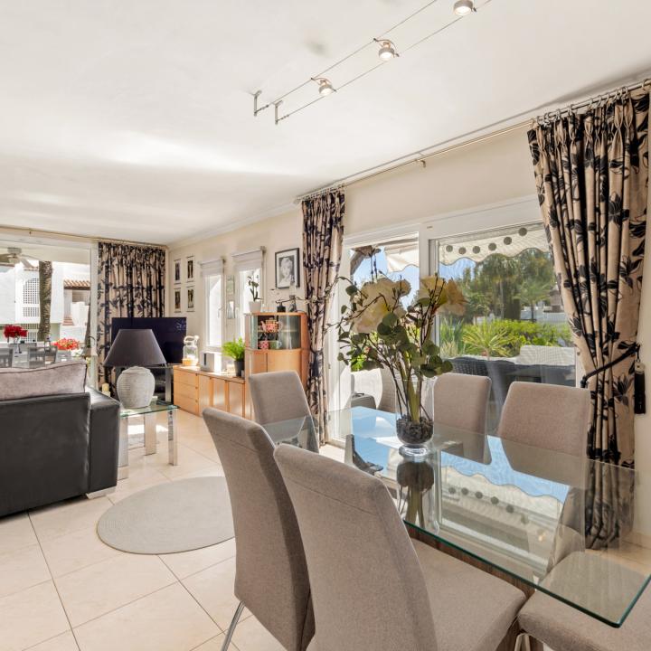 Elegant Estepona Retreat: 2-Bedroom Apartment for Sale in Beachfront Alcazaba Beach Picture 2