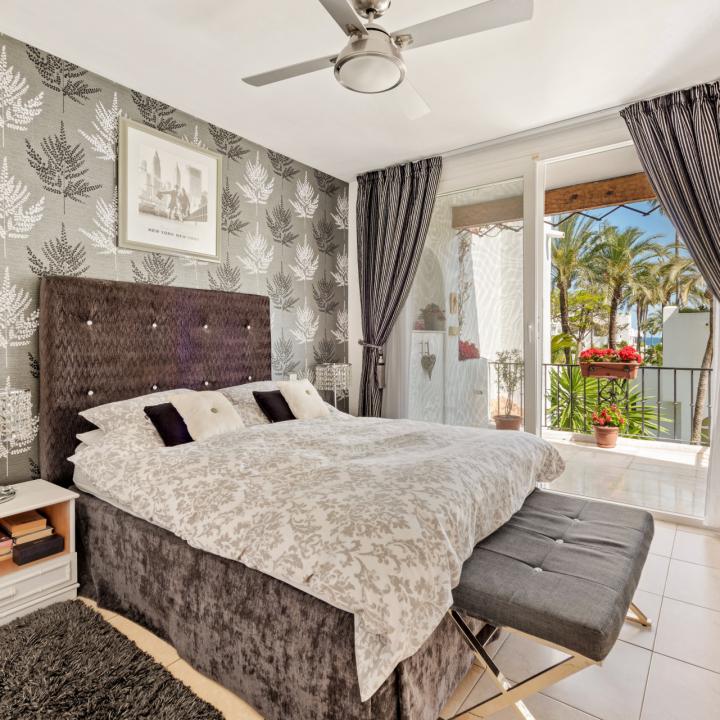 Elegant Estepona Retreat: 2-Bedroom Apartment for Sale in Beachfront Alcazaba Beach Picture 7