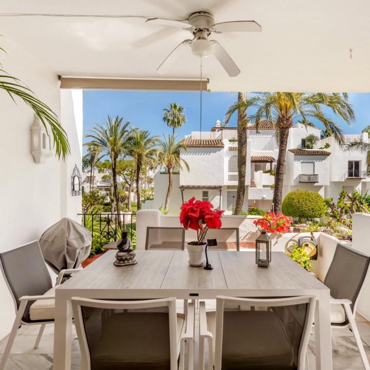 Elegant Estepona Retreat: 2-Bedroom Apartment for Sale in Beachfront Alcazaba Beach Picture 3