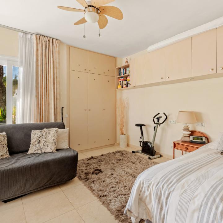 Elegant Estepona Retreat: 2-Bedroom Apartment for Sale in Beachfront Alcazaba Beach Picture 8