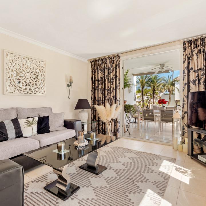 Elegant Estepona Retreat: 2-Bedroom Apartment for Sale in Beachfront Alcazaba Beach Picture 9