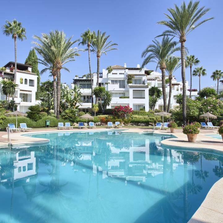 Presenting a Luxurious Beachside 2-Bedroom Duplex Penthouse for sale in Alcazaba Beach, Estepona Picture