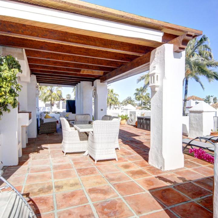 Presenting a Luxurious Beachside 2-Bedroom Duplex Penthouse for sale in Alcazaba Beach, Estepona Picture 20