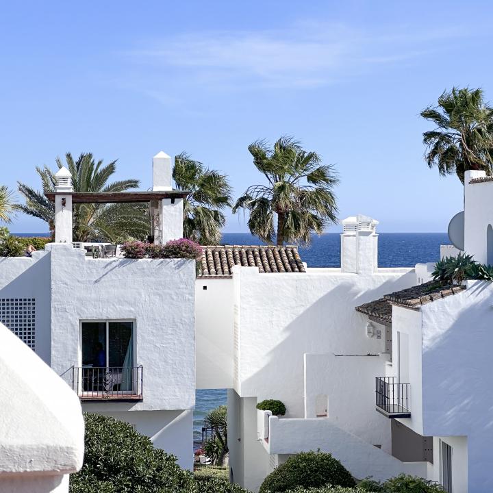 Presenting a Luxurious Beachside 2-Bedroom Duplex Penthouse for sale in Alcazaba Beach, Estepona Picture 2