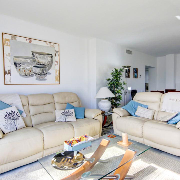 Presenting a Luxurious Beachside 2-Bedroom Duplex Penthouse for sale in Alcazaba Beach, Estepona Picture 7