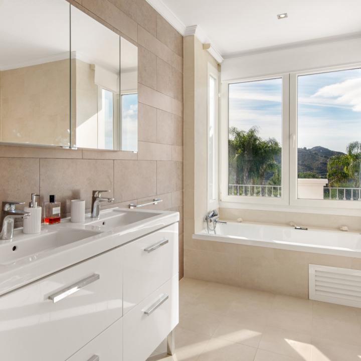 Beautiful 4 bedroom villa for sale with sea views in Marbella Club Golf Resort, Benahavis Picture 9