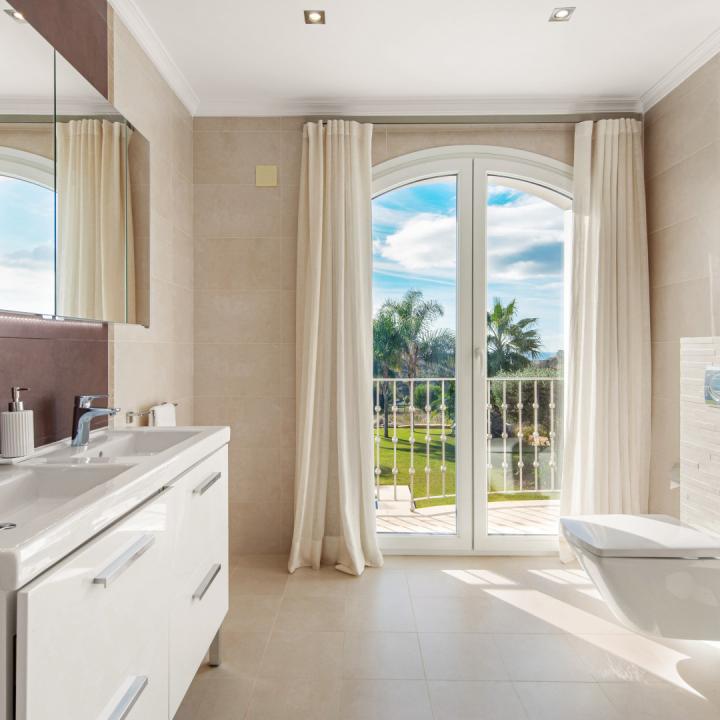 Beautiful 4 bedroom villa for sale with sea views in Marbella Club Golf Resort, Benahavis Picture 15