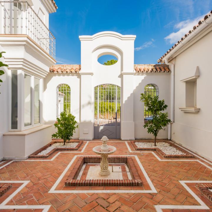 Beautiful 4 bedroom villa for sale with sea views in Marbella Club Golf Resort, Benahavis Picture 21
