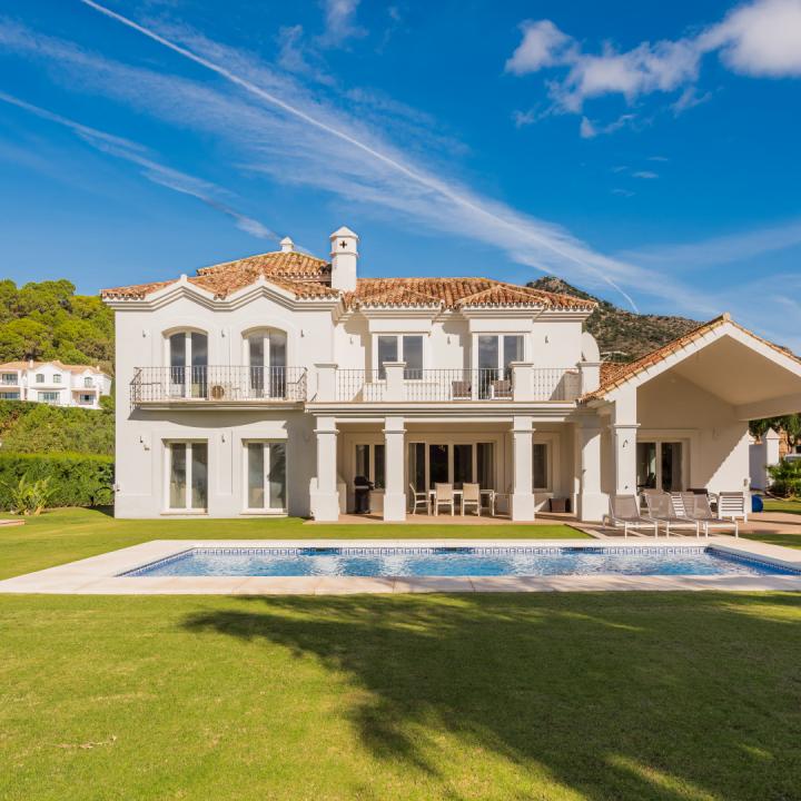 Beautiful 4 bedroom villa for sale with sea views in Marbella Club Golf Resort, Benahavis Picture 25