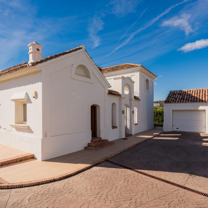 Beautiful 4 bedroom villa for sale with sea views in Marbella Club Golf Resort, Benahavis Picture 27