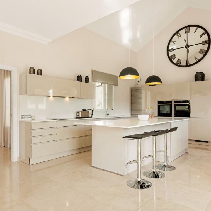 Beautiful 4 bedroom villa for sale with sea views in Marbella Club Golf Resort, Benahavis Picture 6