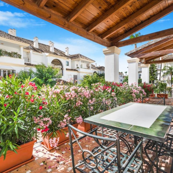 Exclusive three bedroom elevated ground floor apartment in the pretigious gated community, Monte Paraíso, on Marbella’s Golden Mile Picture 13
