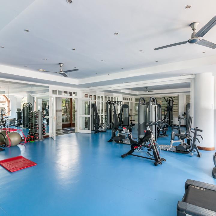 Exclusive three bedroom elevated ground floor apartment in the pretigious gated community, Monte Paraíso, on Marbella’s Golden Mile Picture 7
