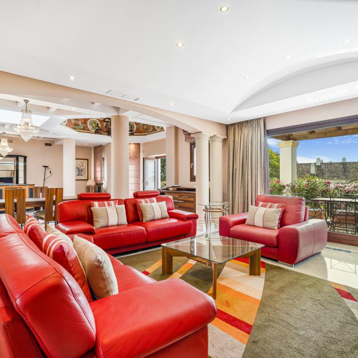 Exclusive three bedroom elevated ground floor apartment in the pretigious gated community, Monte Paraíso, on Marbella’s Golden Mile Picture 4