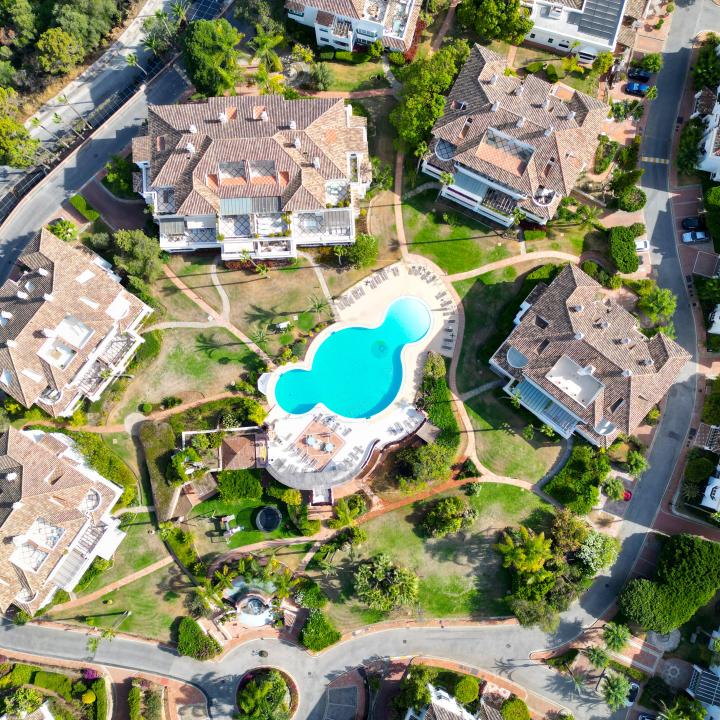 Exclusive three bedroom elevated ground floor apartment in the pretigious gated community, Monte Paraíso, on Marbella’s Golden Mile Picture 3