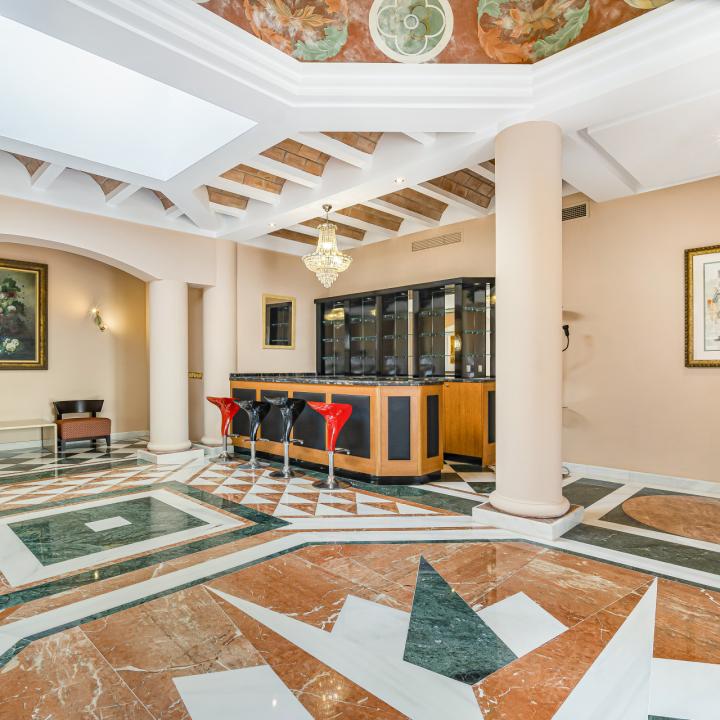 Exclusive three bedroom elevated ground floor apartment in the pretigious gated community, Monte Paraíso, on Marbella’s Golden Mile Picture 14