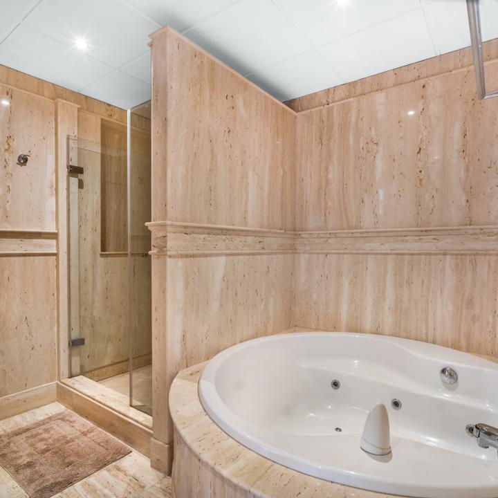 Exclusive three bedroom elevated ground floor apartment in the pretigious gated community, Monte Paraíso, on Marbella’s Golden Mile Picture 15