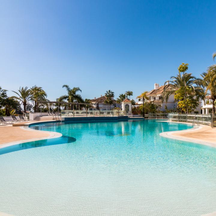 Exclusive three bedroom elevated ground floor apartment in the pretigious gated community, Monte Paraíso, on Marbella’s Golden Mile Picture 1