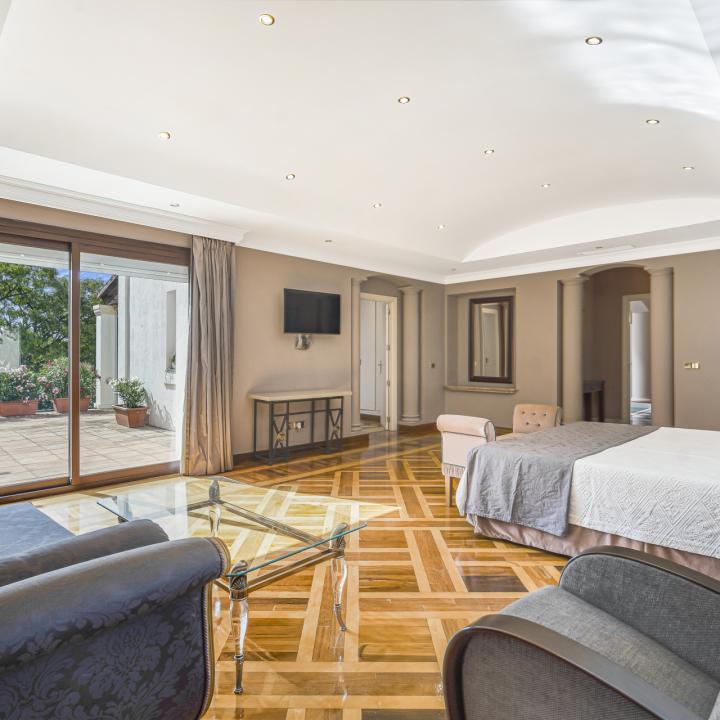 Exclusive three bedroom elevated ground floor apartment in the pretigious gated community, Monte Paraíso, on Marbella’s Golden Mile Picture 16