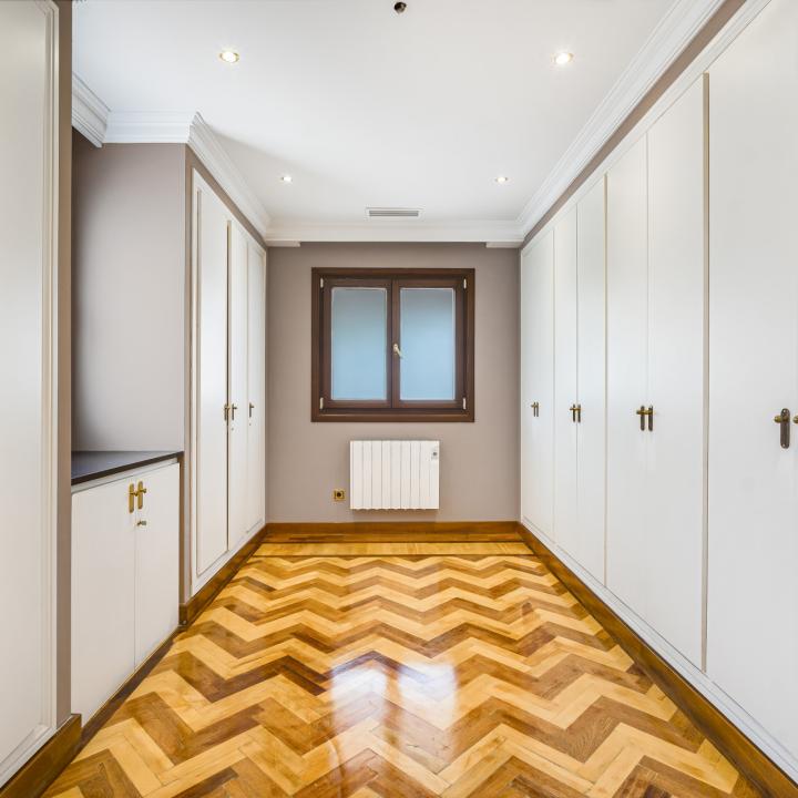 Exclusive three bedroom elevated ground floor apartment in the pretigious gated community, Monte Paraíso, on Marbella’s Golden Mile Picture 17