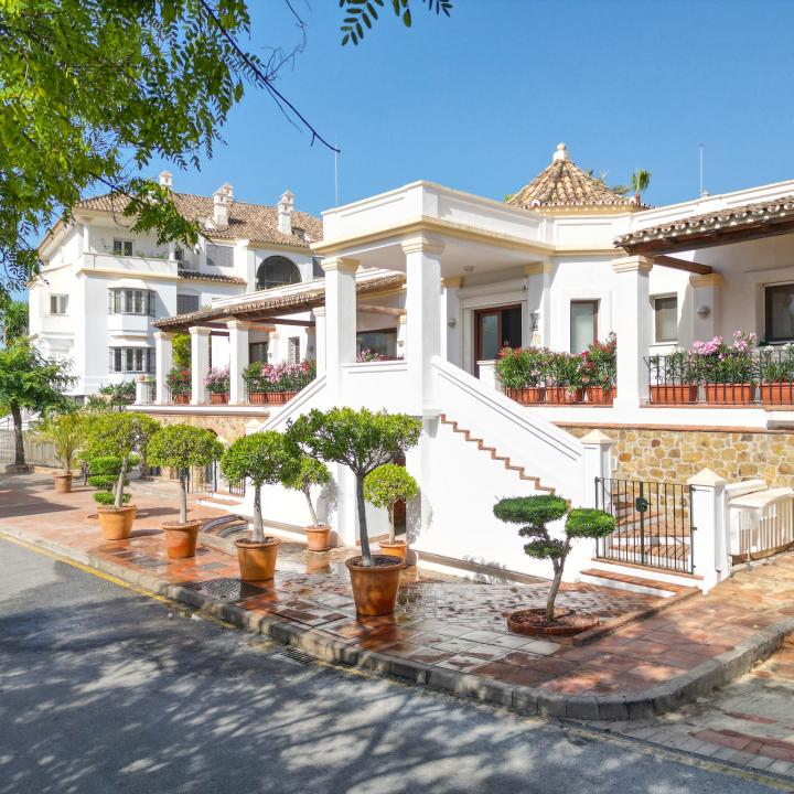Exclusive three bedroom elevated ground floor apartment in the pretigious gated community, Monte Paraíso, on Marbella’s Golden Mile Picture 18