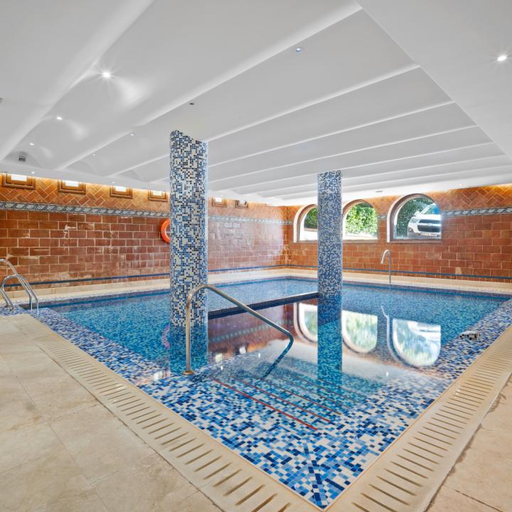 Exclusive three bedroom elevated ground floor apartment in the pretigious gated community, Monte Paraíso, on Marbella’s Golden Mile Picture 19