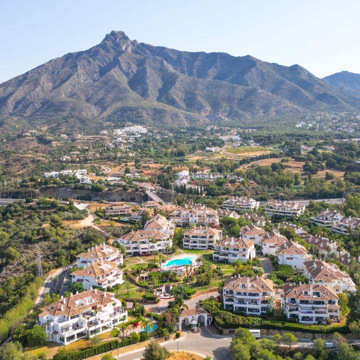 Exclusive three bedroom elevated ground floor apartment in the pretigious gated community, Monte Paraíso, on Marbella’s Golden Mile Picture