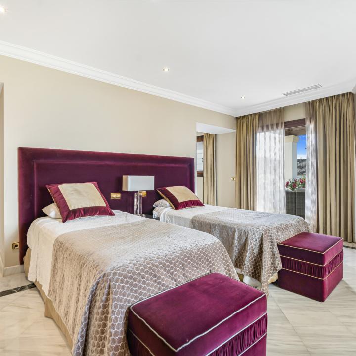 Exclusive three bedroom elevated ground floor apartment in the pretigious gated community, Monte Paraíso, on Marbella’s Golden Mile Picture 20