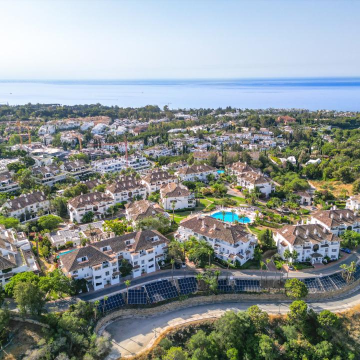 Exclusive three bedroom elevated ground floor apartment in the pretigious gated community, Monte Paraíso, on Marbella’s Golden Mile Picture 22
