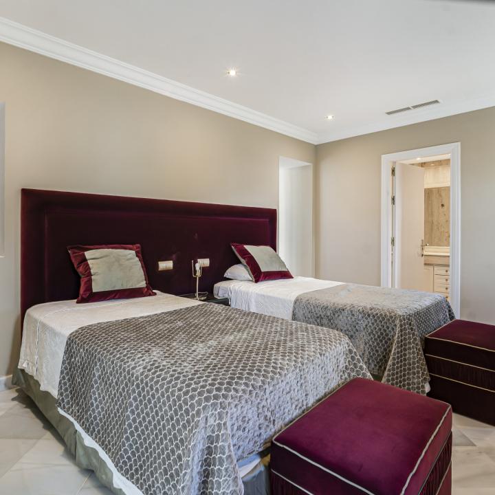 Exclusive three bedroom elevated ground floor apartment in the pretigious gated community, Monte Paraíso, on Marbella’s Golden Mile Picture 23