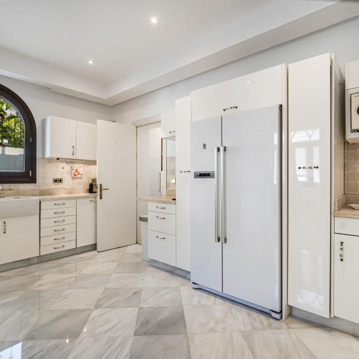 Exclusive three bedroom elevated ground floor apartment in the pretigious gated community, Monte Paraíso, on Marbella’s Golden Mile Picture 24