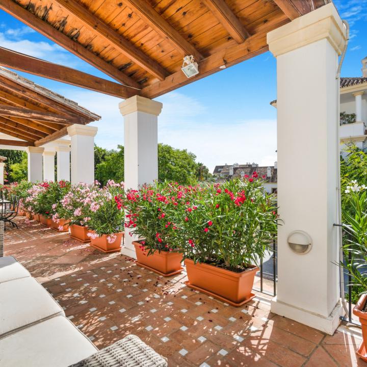 Exclusive three bedroom elevated ground floor apartment in the pretigious gated community, Monte Paraíso, on Marbella’s Golden Mile Picture 2