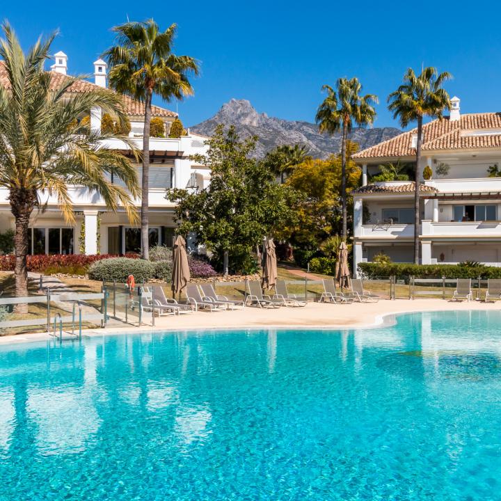 Exclusive three bedroom elevated ground floor apartment in the pretigious gated community, Monte Paraíso, on Marbella’s Golden Mile Picture 25