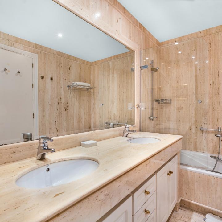 Exclusive three bedroom elevated ground floor apartment in the pretigious gated community, Monte Paraíso, on Marbella’s Golden Mile Picture 26