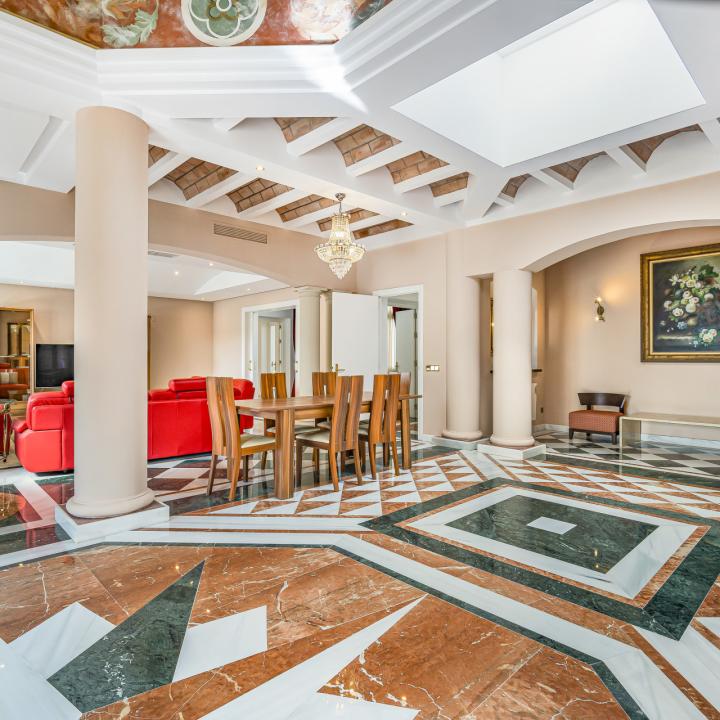 Exclusive three bedroom elevated ground floor apartment in the pretigious gated community, Monte Paraíso, on Marbella’s Golden Mile Picture 8